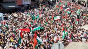 الفلسطينيون يشاركون في مظاهرة حاشدة ببيت لاهيا رفضًا لعدوان الاحتلال وحكم حماس