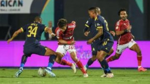 الأحمر طالب الكاف بضمانات لتأمين الفريق.. موعد مباراة الأهلي وصن داونز والقنوات الناقلة الأحمر طالب الكاف بضمانات لتأمين الفريق.. موعد مباراة الأهلي وصن داونز والقنوات الناقلة