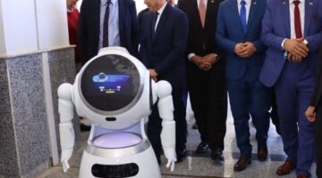 يتقدمهم الروبوت .. محافظ دمياط يشارك في الملتقى التكنولوجي الثاني