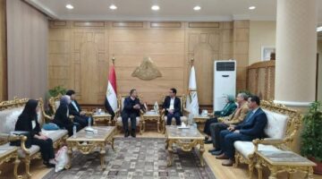 لتعزير التعاون المشترك .. رئيس جامعة بنها يستقبل وفدا من “ووهان الصينية”