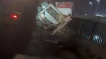 مصرع شخص وإصابة 5 آخرين في حادث تصادم سيارتين نقل بأسوان