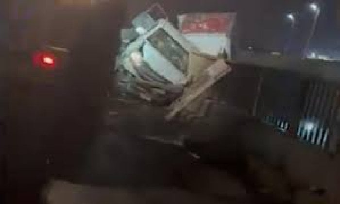 مصرع شخص وإصابة 5 آخرين في حادث تصادم سيارتين نقل بأسوان مصرع شخص وإصابة 5 آخرين في حادث تصادم سيارتين نقل بأسوان