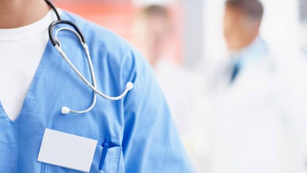 نقيب الأطباء: طبيب الامتياز مرتبه 2800 جنيه ولا يعمل فى مكان آخر