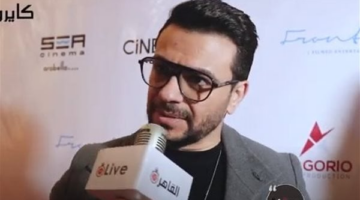 عوض علينا عوض الصابرين.. موتوسيكل يصدم سيارة كريم الحسيني ويتسبب في تهشيمها