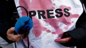 مئات المتظاهرين في فرنسا احتجاجا على قتل صحافيين في غزة