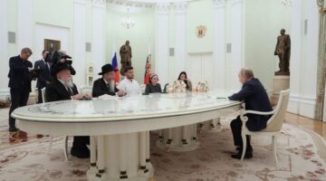 بوتين يستقبل أسرى سابقين بغزة في الكرملين ويُثني على حماس