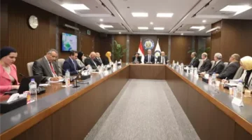 وزراء البترول والبيئة والطيران يبحثون التعاون في مشروع إنتاج وقود الطائرات المستدام