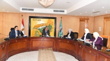 محافظ الفيوم يتابع نتائج التحاليل الدورية لمياه بحيرة قارون وآليات تنمية الثروة السمكية