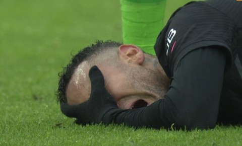 مازال يبكي.. نيمار يغادر الملعب باكيا بعد إصابة في الفخذ مازال يبكي.. نيمار يغادر الملعب باكيا بعد إصابة في الفخذ