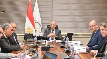 وزير الري يبحث مع نائب رئيس البنك الأوروبي تعزيز التعاون في قطاع المياه