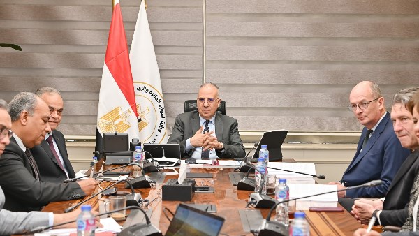 وزير الري يبحث مع نائب رئيس البنك الأوروبي تعزيز التعاون في قطاع المياه