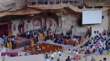 مئات الأقباط يؤدون صلاة خميس العهد بدير سمعان الخراز|بث مباشر