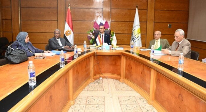 رئيس جامعة أسيوط يقود لجنة لاختيار عميد تربية.. نزاهة وشفافية في اختيار القيادات رئيس جامعة أسيوط يقود لجنة لاختيار عميد تربية.. نزاهة وشفافية في اختيار القيادات