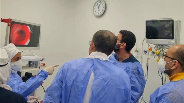 الرعاية الصحية تعلن نجاح إجراء أول منظار للشعب الهوائية لمريض بمستشفى الجهاز التنفسي بالسويس
