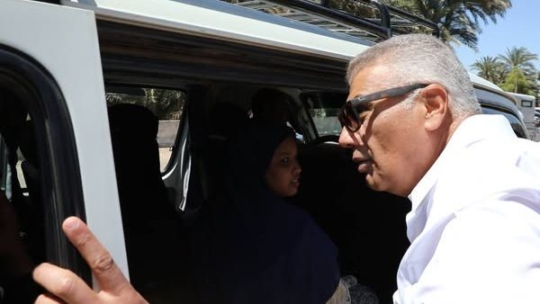 محافظ أسوان يفاجئ سيارات السيرفيس للتأكد من التزام السائقين بالتعريفة الجديدة محافظ أسوان يفاجئ سيارات السيرفيس للتأكد من التزام السائقين بالتعريفة الجديدة