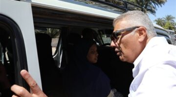 محافظ أسوان يفاجئ سيارات السيرفيس لمتابعة التزام السائقين بالتعريفة الجديدة