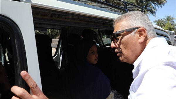 محافظ أسوان يفاجئ سيارات السيرفيس لمتابعة التزام السائقين بالتعريفة الجديدة محافظ أسوان يفاجئ سيارات السيرفيس لمتابعة التزام السائقين بالتعريفة الجديدة