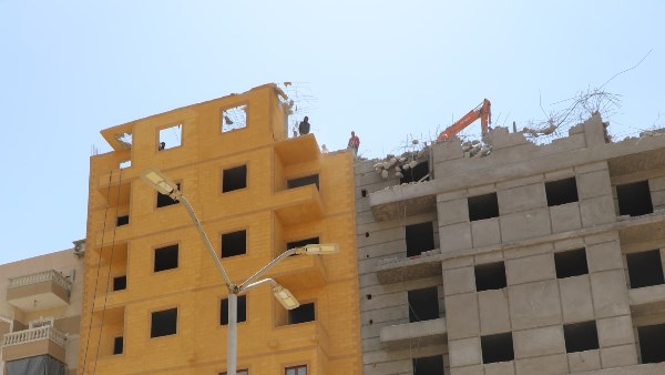 إزالة الأدوار العليا المخالفة لعدد 6 عقارات بالمقطم.. صور إزالة الأدوار العليا المخالفة لعدد 6 عقارات بالمقطم.. صور