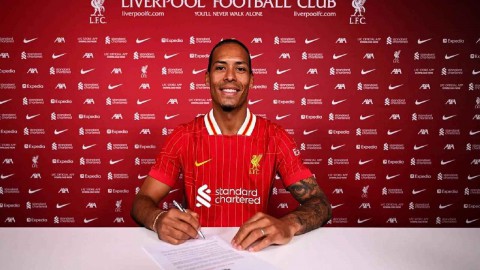 ليفربول الإنجليزي يجدد عقد مدافع الهولندي فان دايك ليفربول الإنجليزي يجدد عقد مدافع الهولندي فان دايك
