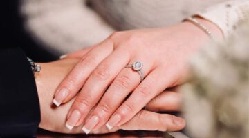 نجمة سورية شهيرة تعلن خطوبتها وشكران مرتجى اول المهنئين