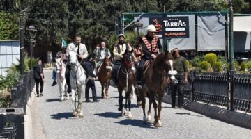 بالخيول.. حجاج إسبان يواصلون شق طريقهم إلى مكة عبر الشام