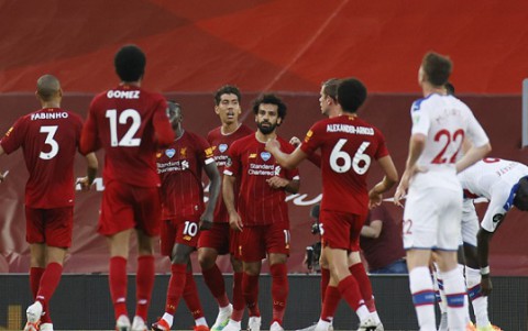 ليفربول الإنجليزي يجدد عقد مدافع الهولندي فان دايك ليفربول الإنجليزي يجدد عقد مدافع الهولندي فان دايك