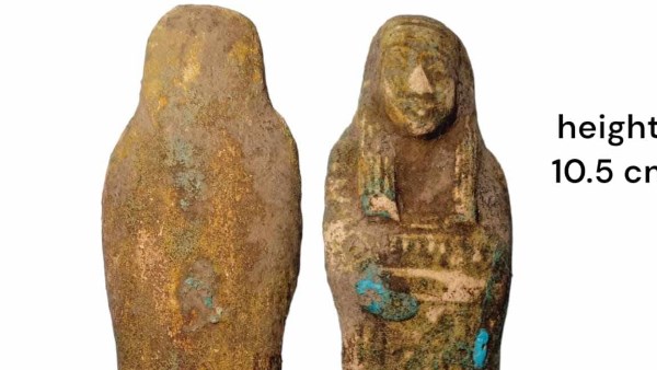 العثور على تمثال أثري داخل طرد وارد من بولندا عبر مطار القاهرة العثور على تمثال أثري داخل طرد وارد من بولندا عبر مطار القاهرة