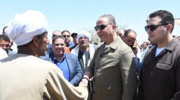 محافظ الفيوم يفتتح موسم حصاد القمح بالحقول الزراعية بقصر رشوان