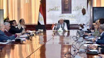 محافظ الأقصر يناقش آليات المشروع الاستراتيجي لمواجهة الأزمات والكوارث.. صور