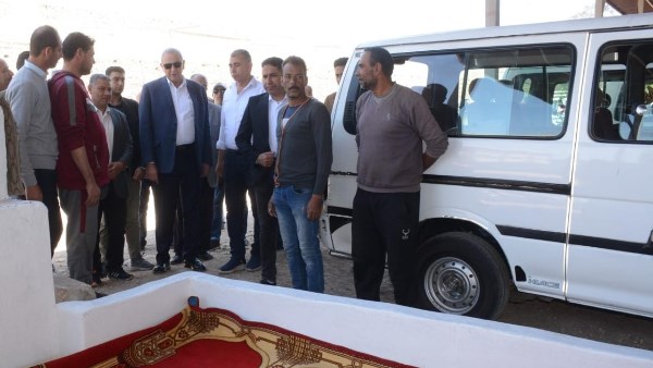 محافظ الغربية وسط سائقي موقف الجلاء بطنطا ويؤكد: راحة المواطن أولوية محافظ الغربية وسط سائقي موقف الجلاء بطنطا ويؤكد: راحة المواطن أولوية