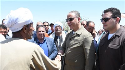 محافظ الفيوم يفتتح موسم حصاد القمح بأحد الحقول الزراعية بقصر رشوان محافظ الفيوم يفتتح موسم حصاد القمح بأحد الحقول الزراعية بقصر رشوان