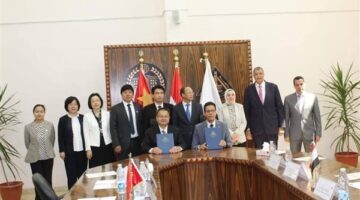 اتفاقيات لتعزيز فرص التدريب وبناء القدرات بين جامعتي بنها ووهان الصينية وشركة فايبر هوم