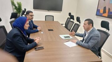 المصرية لنقل الكهرباء تناقش الموقف التنفيذي للمشروعات المتأخرة مع “اجيماك”