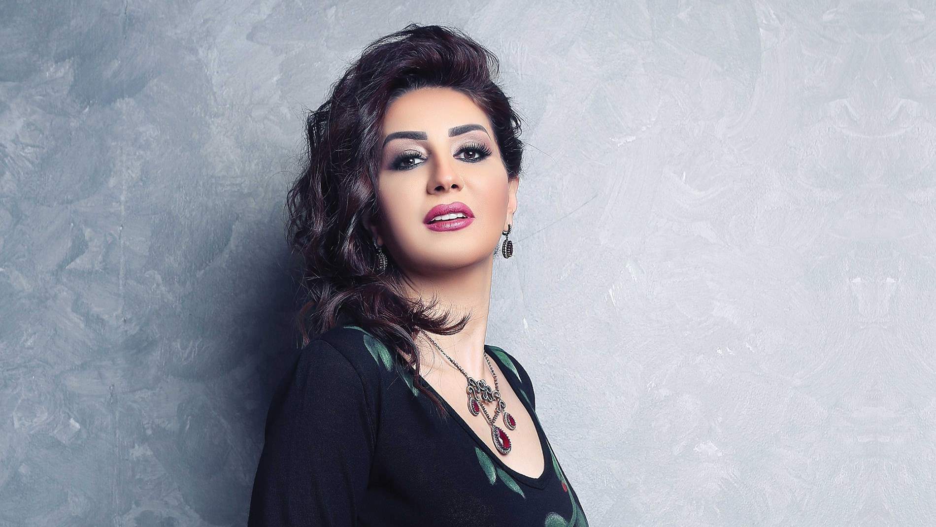 وفاء عامر بدعوة خاصة لـ سلاف فواخرجي بعد قرار نقابة الفنانين السوريين وفاء عامر بدعوة خاصة لـ سلاف فواخرجي بعد قرار نقابة الفنانين السوريين
