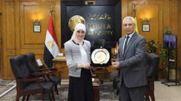 رئيس الجامعة يستقبل نهال الشقنقيري "طبية الإنسانية" ويهديها درع الجامعة