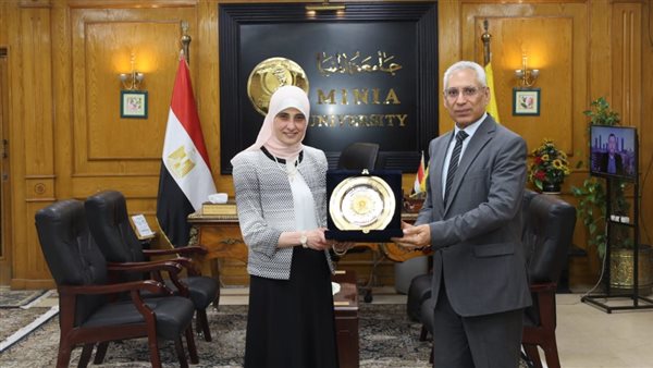 رئيس الجامعة يستقبل نهال الشقنقيري "طبية الإنسانية" ويهديها درع الجامعة
