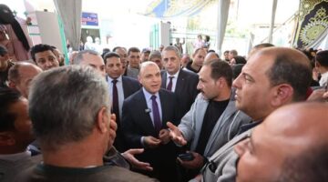 محافظ كفرالشيخ ورئيس البورصة المصرية يتفقدان القافلة الطبية المجانية بقرية شالما
