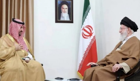 وزير الدفاع السعودي يلتقي خامنئي ويسلمه رسالة من الملك سلمان وسيعقد لقاءات لبحث العلاقات بين البلدين والقضايا ذات الاهتمام المشترك وزير الدفاع السعودي يلتقي خامنئي ويسلمه رسالة من الملك سلمان وسيعقد لقاءات لبحث العلاقات بين البلدين والقضايا ذات الاهتمام المشترك