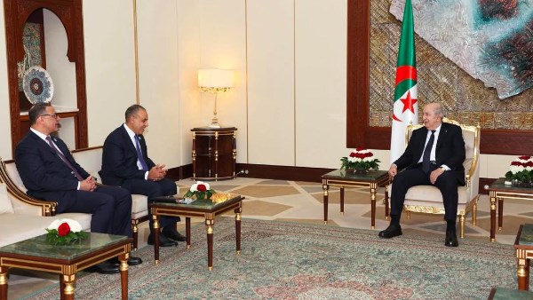 وزير الخارجية يسلم رسالة خطية من الرئيس السيسي إلى الرئيس الجزائري وزير الخارجية يسلم رسالة خطية من الرئيس السيسي إلى الرئيس الجزائري