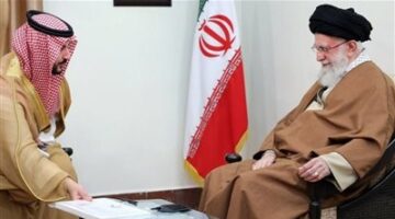 «طفرة في العلاقات بين الرياض وطهران».. وزير الدفاع السعودي يسلم المرشد الإيراني رسالة من الملك سلمان