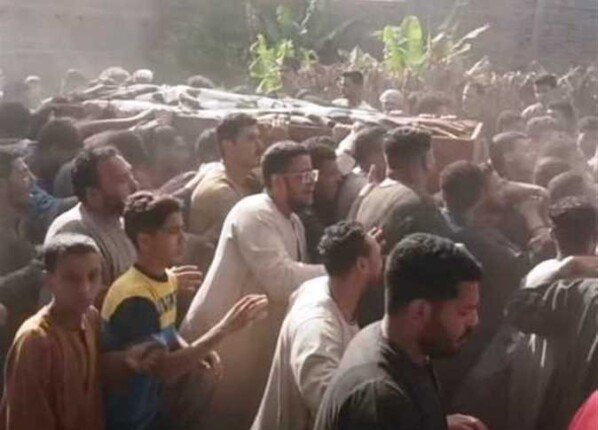 الآلاف يشيعون جثمان سعد محمد لاعب الزمالك السابق بمسقط رأسه في سوهاج «صور» الآلاف يشيعون جثمان سعد محمد لاعب الزمالك السابق بمسقط رأسه في سوهاج «صور»