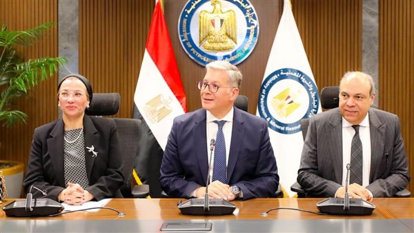وزراء البترول والبيئة والطيران يبحثون التعاون في مشروع إنتاج وقود الطائرات المستدام وزراء البترول والبيئة والطيران يبحثون التعاون في مشروع إنتاج وقود الطائرات المستدام
