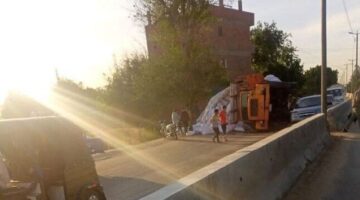 إنقلاب سيارة محملة بالدقيق على طريق شنوان بالمنوفية