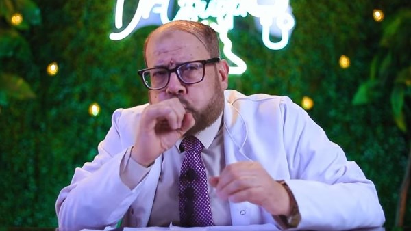 دهانات وأعشاب.. جودة عواد يضرب بقرار نقابة الأطباء عرض الحائط وينشر فيديوهات دهانات وأعشاب.. جودة عواد يضرب بقرار نقابة الأطباء عرض الحائط وينشر فيديوهات