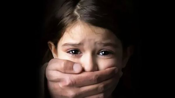المتهم تسلل خلفها.. تعرض تلميذة ابتدائي لهتك عرض داخل حمام مدرسة بالمرج