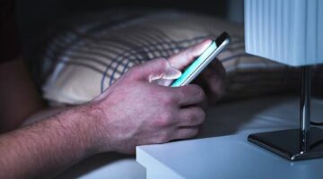 أضرار استخدام الهاتف على السرير قبل النوم