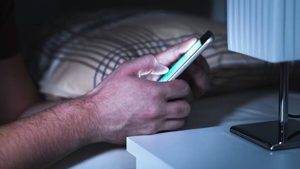 أضرار استخدام الهاتف على السرير قبل النوم أضرار استخدام الهاتف على السرير قبل النوم