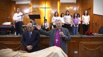 رئيس الطائفة الإنجيلية يشارك شعب الكنيسة بعين شمس احتفال "خميس العهد"