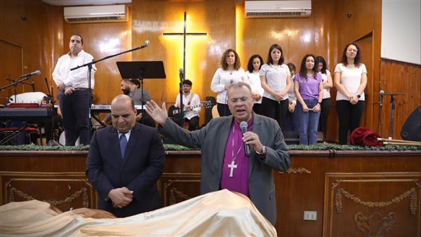 رئيس الطائفة الإنجيلية يشارك شعب الكنيسة بعين شمس احتفال "خميس العهد" رئيس الطائفة الإنجيلية يشارك شعب الكنيسة بعين شمس احتفال "خميس العهد"