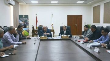 أخبار الوادي الجديد: المحافظ يترأس اجتماعاً لمتابعة جاهزية مجمع الخدمات الحكومية ومركز الداخلة ينظم سوق اليوم الواحد